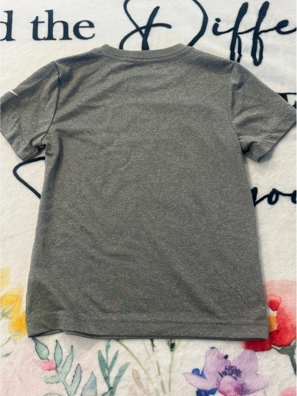 Nike Dri-Fit Boys' Gray Tri-Color Logo Crewneck Short-Sleeve T-Shirt Size S 5/6
